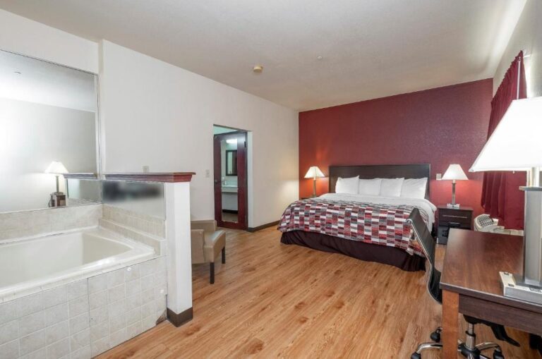 hotels with in-room hot tub in Huntsville Alabama 3