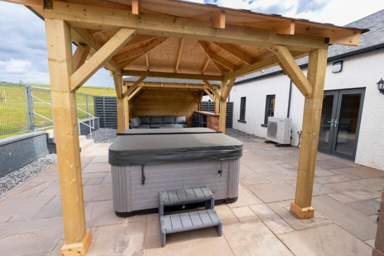lodges with hot tub in Scotland