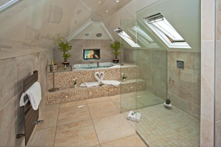 luxury hot tub suites in Durham 2
