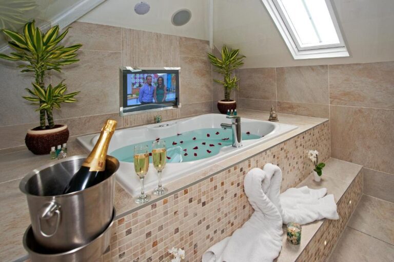 luxury hot tub suites in Durham 3