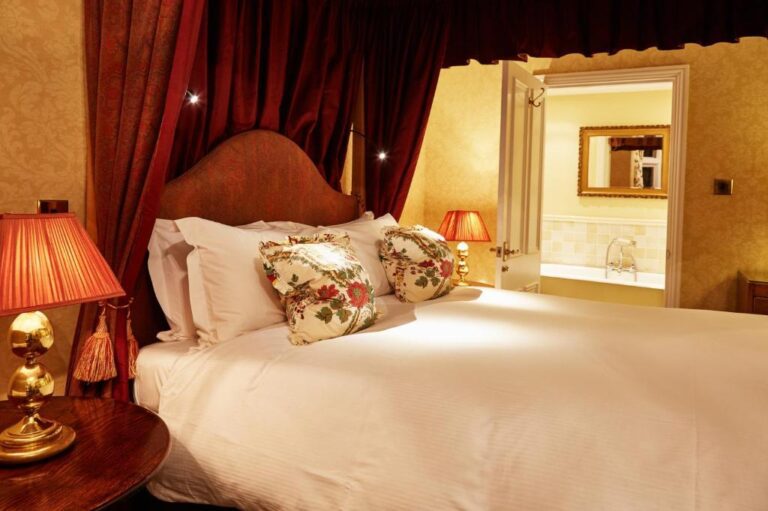 luxury hotels in Brighton with sleek tub in room 2