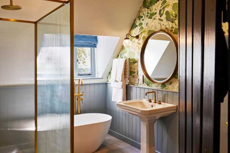 luxury hotels in Brighton with sleek tub in room 3