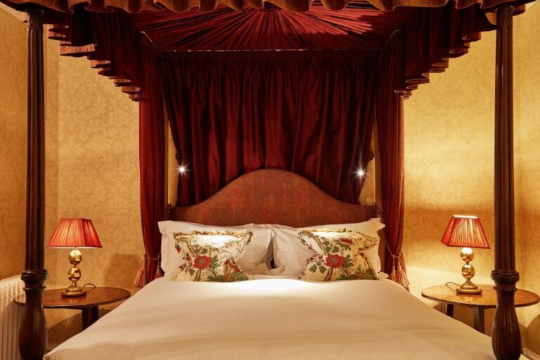 luxury hotels in Brighton with sleek tub in room 4