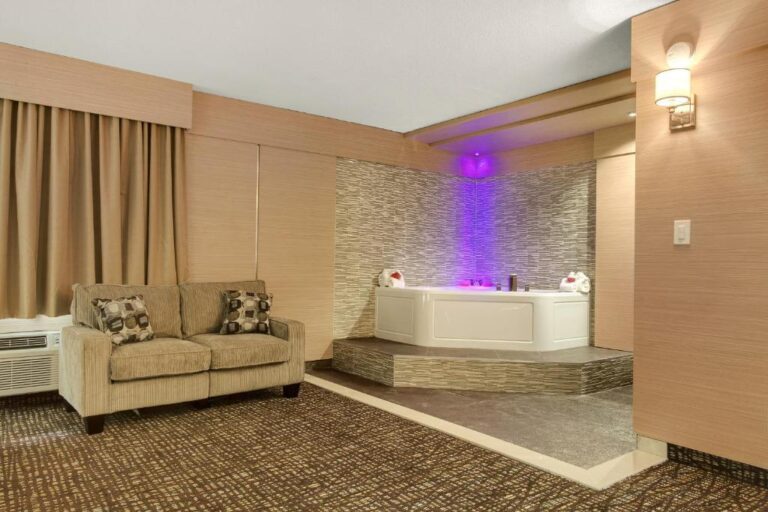 luxury hotels in Fort Lauderdale with hot tub in room