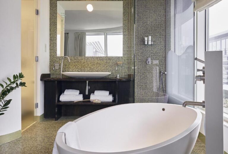luxury hotels with bath in room in Brighton 2