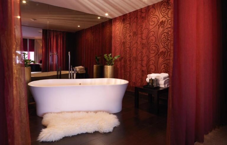 luxury hotels with bath in room in Brighton 4