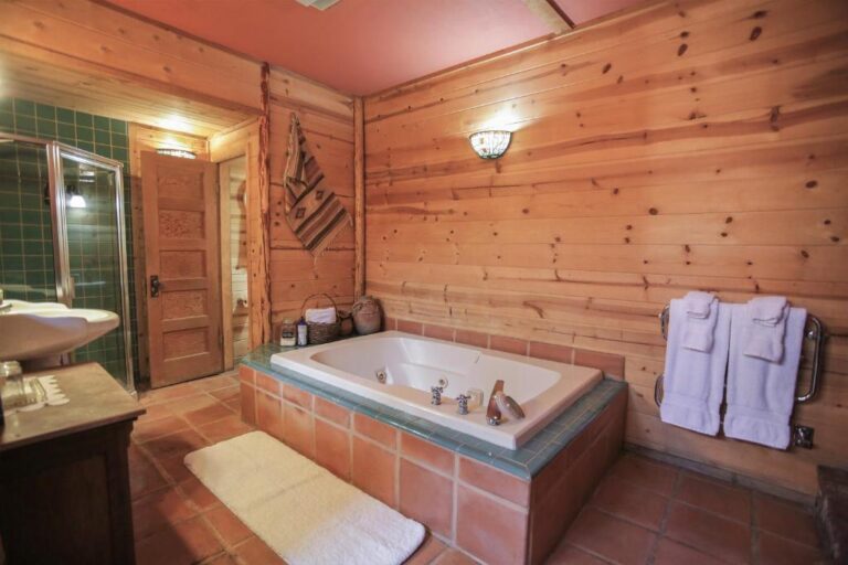 romantic accommodation in Big Bear Lake with private hot tub