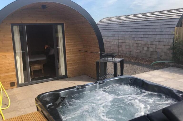 romantic accommodations with hot tub in Liverpool
