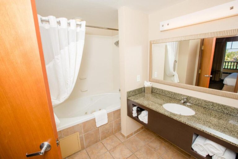 romantic hotels in Mesa with hot tub in room 4