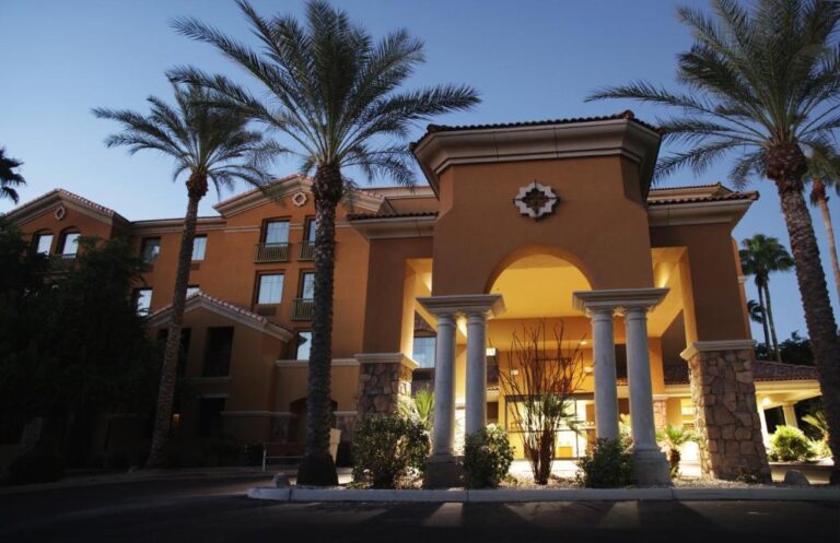 romantic hotels in Mesa with hot tub in room