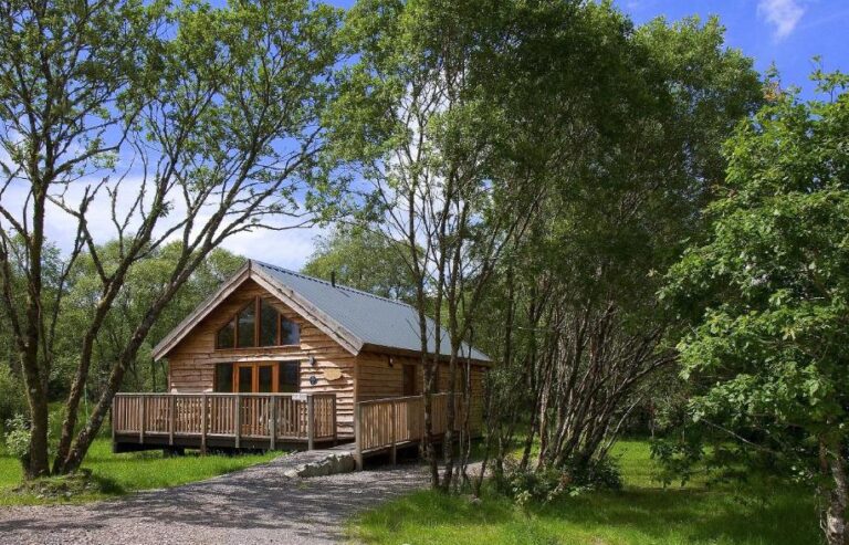 rustic lodges in Scotland with hot tub