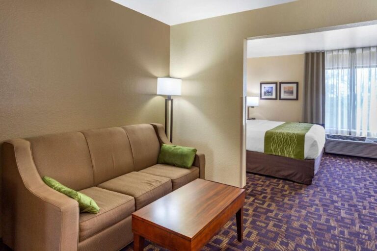 traditional hotels with hot tub in room in Naperville 3