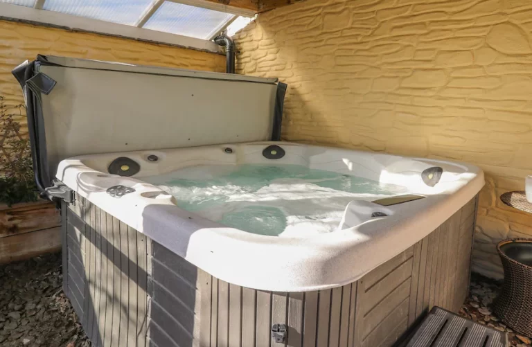 vacation home with hot tub in New Castle 3