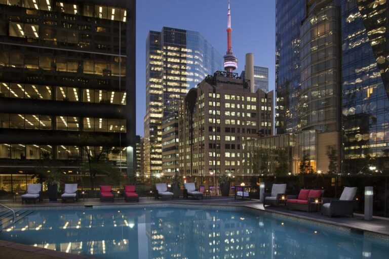 Hilton Toronto rooftop pool