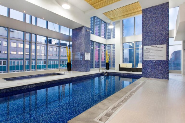 courtyard by marriott montreal rooftop pool
