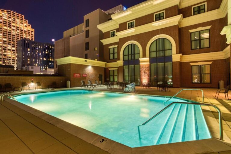 Drury Plaza Hotel New Orleans rooftop pool