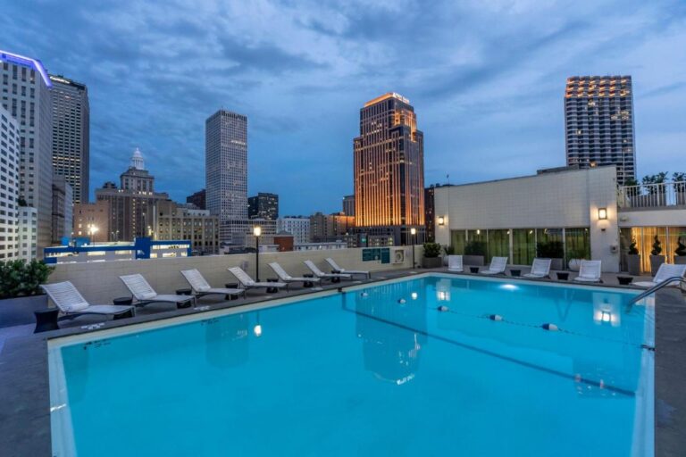 Holiday Inn New Orleans rooftop pool 2
