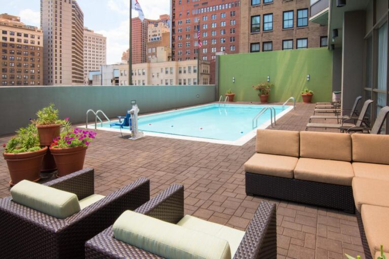 Holiday Inn Philadelphia rooftop pool