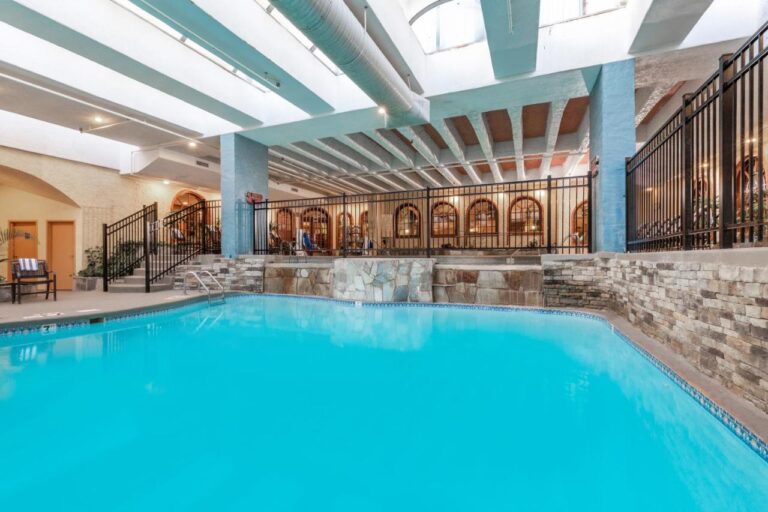 Embassy Suites Kansas City pool