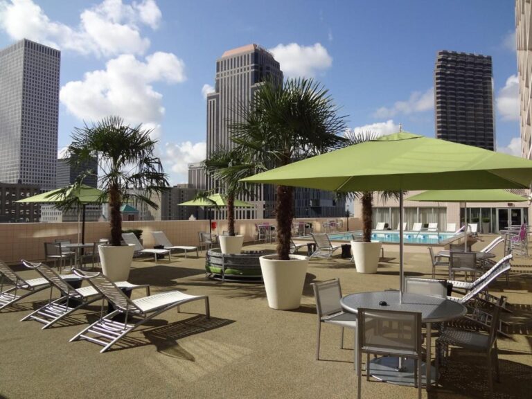 Holiday Inn New Orleans rooftop pool 3