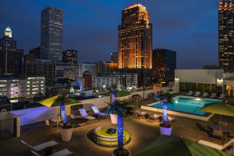 Holiday Inn New Orleans rooftop pool