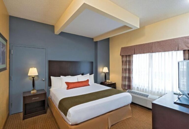 Best Western Hotels & Conference Center near Towson executive king suite with hot tub 4