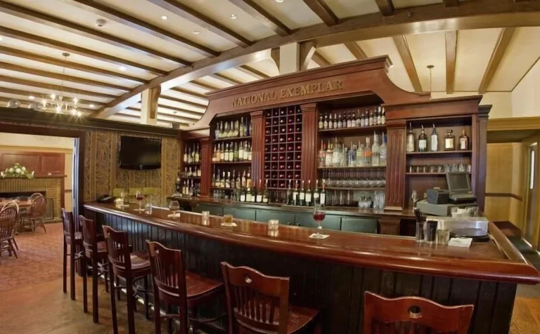 Best Western Premier Mariemont Inn​ Cincinnati bar