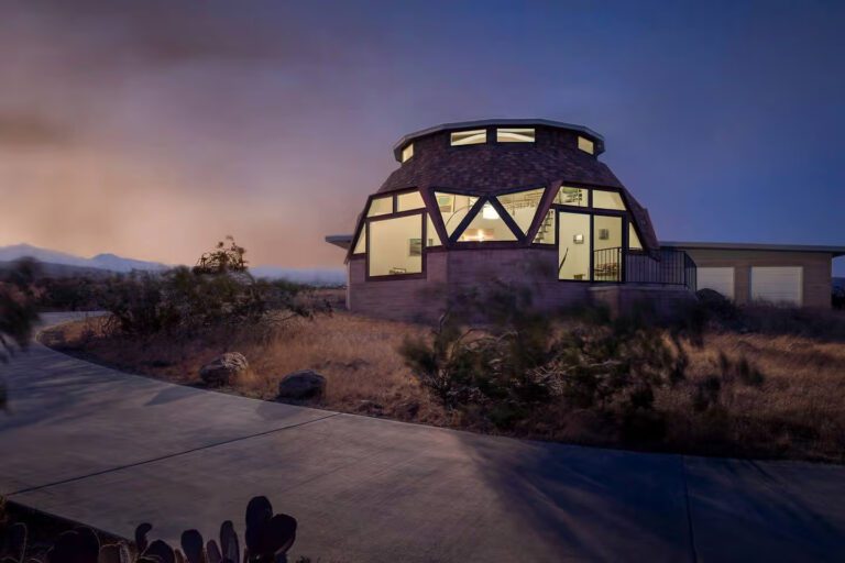 Bubble hotels in California- Dome Retreat in Palm Springs2