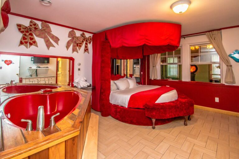CUPID'S CORNER hot tub suite at adventure suites