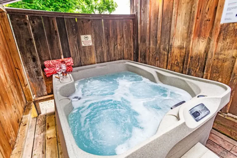 Cabins with Hot Tub in Texas La Rouge2