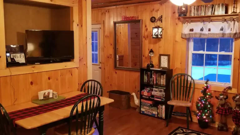 Cabins with hot tub in New Hampshire Secluded Lumberjack Cabin2