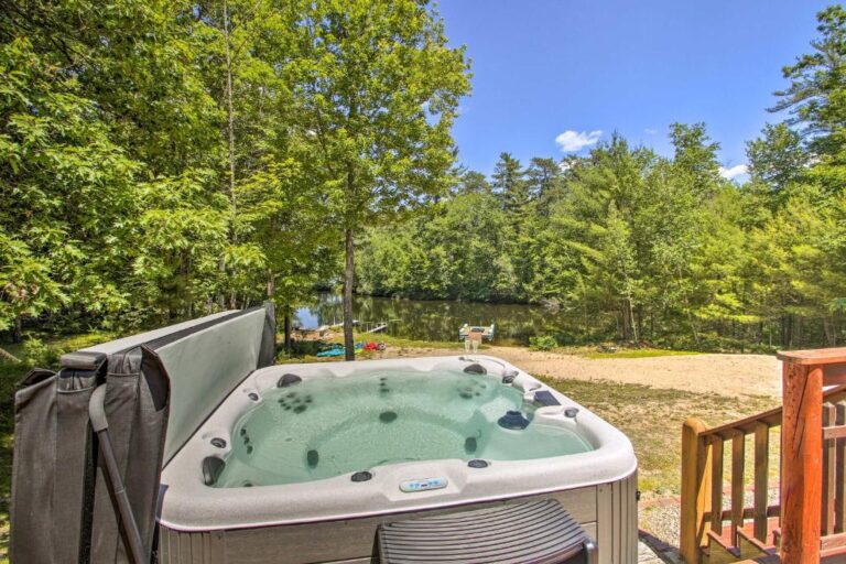 Cabins with hot tub in New Hampshire Waterfront Log Cabin