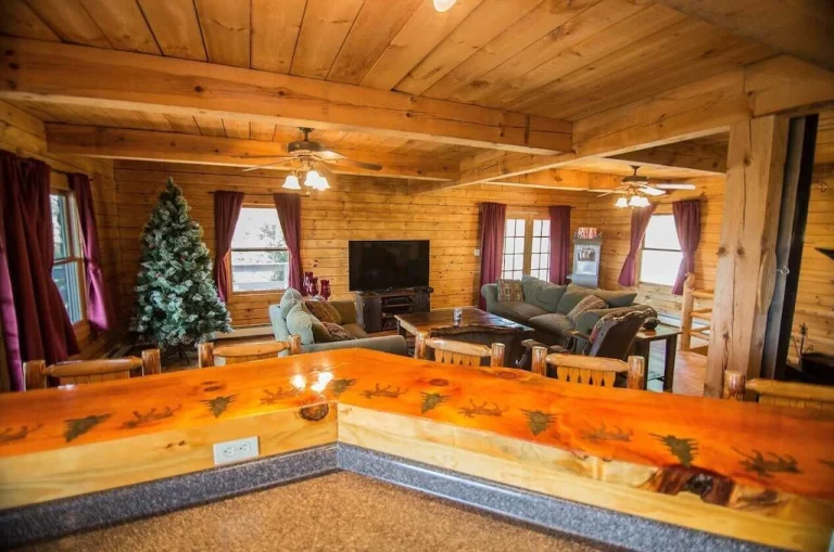 Cabins with hot tub in New Hampshire White Mountains Log Home3
