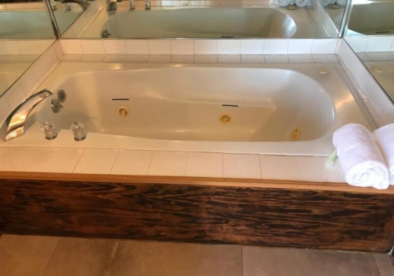 Capri Motel hot tub in room