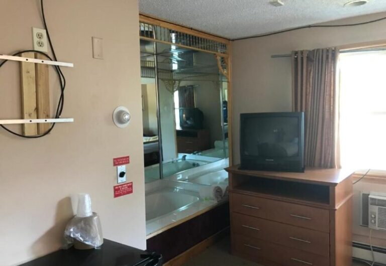 Capri Motel in New Bedford with hot tub in room 2