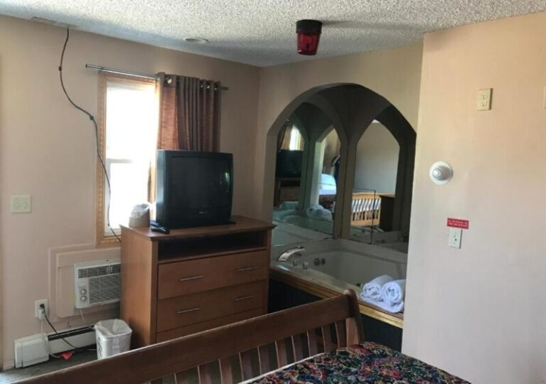 Capri Motel in New Bedford with hot tub in room 3