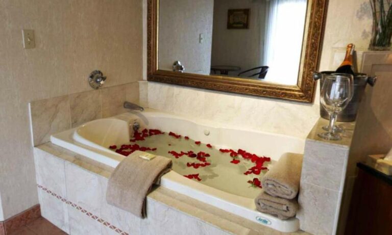 Cedar Park Inn hot tub in room luxury king with spa bath 4