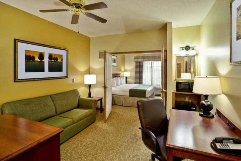 Country Inn & Suites by Radisson anniversary getaway in ohio