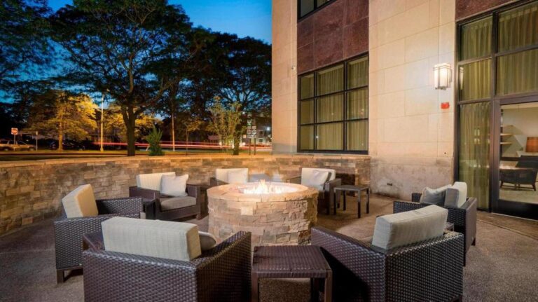 Courtyard by Marriott honeymoon suites niagara falls
