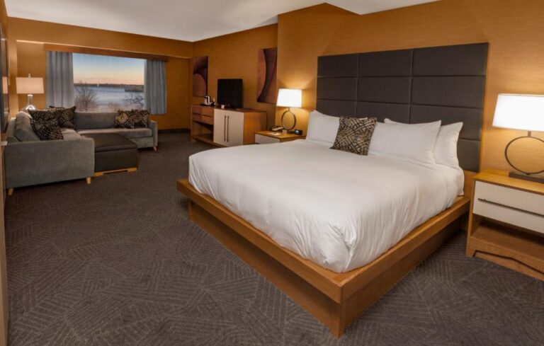 DoubleTree by Hilton Hotel honeymoon suite in niagara falls