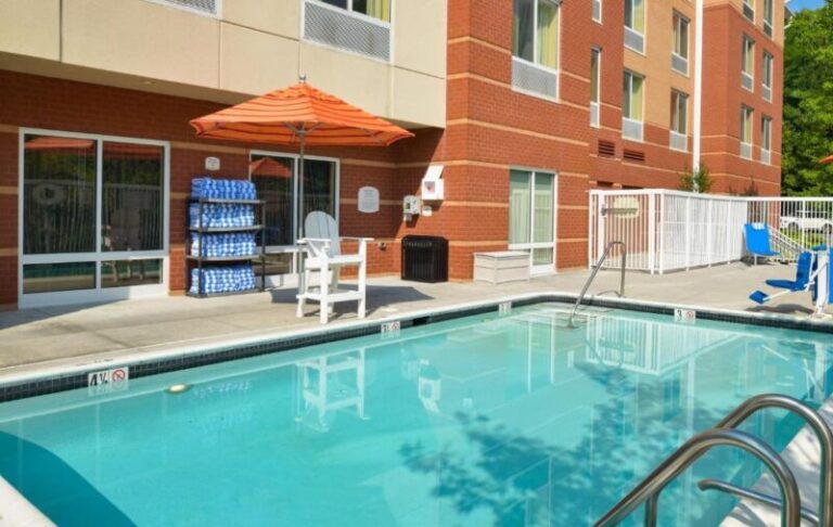 Farfield Inn & Suites Baltimore pool area