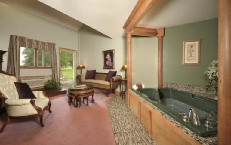 Hide-Away Country Inn​ Bucyrus hot tub in suite