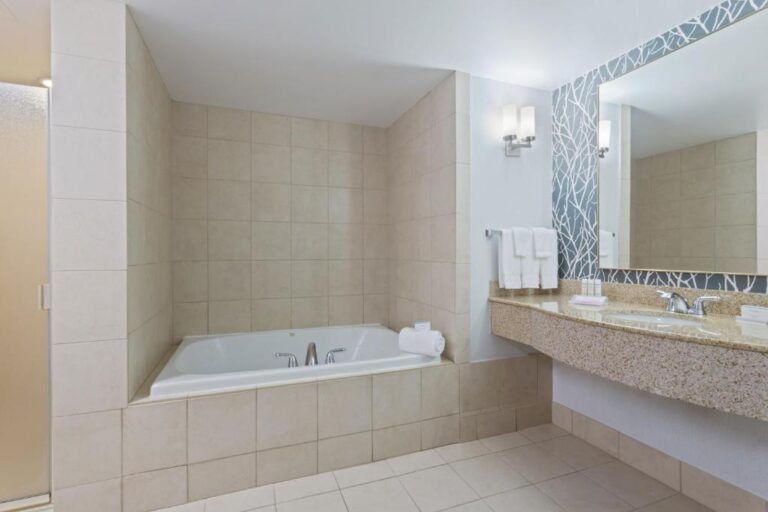 Hilton Garden Inn near Bowie king suite with spa bath