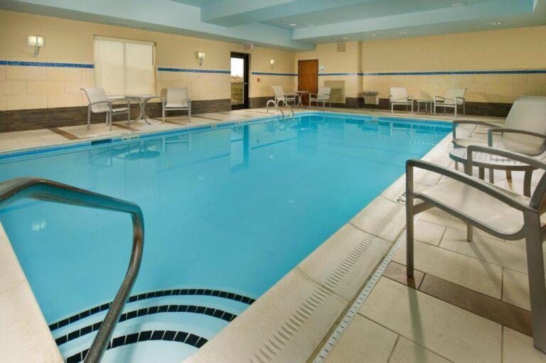 Holiday Inn Express & Suites in Columbia MD pool