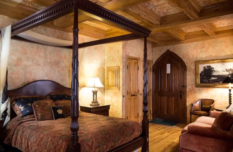 Landoll's Mohican Castle​ Loudonville suite
