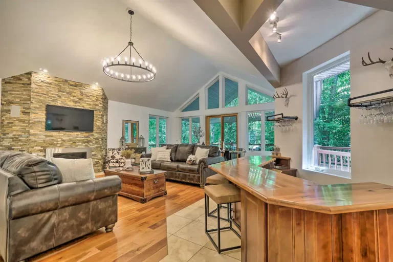 Luxe Hideaway Ranch living room
