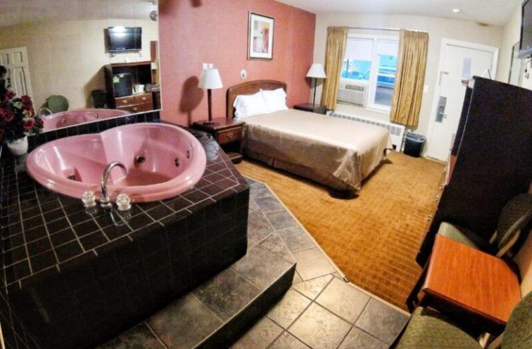 Red Carpet Inn West Springfield with hot tub in room 2