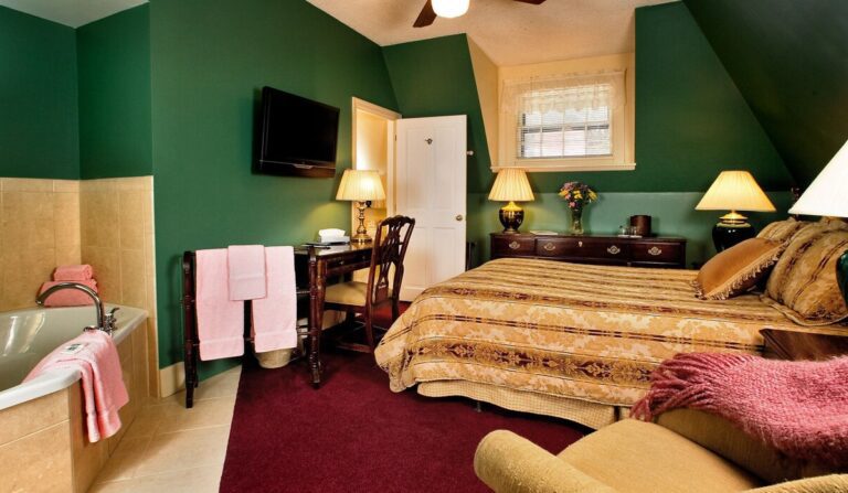 Stonehurst Manor, North Conway, New Hampshire, Suite with hot tub