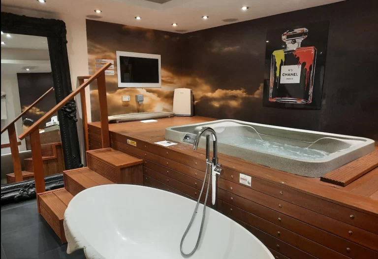 The Exhibitionist Hotel London suite whirlpool