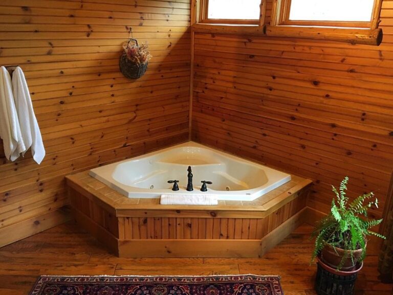 The Fern Lodge spa bath